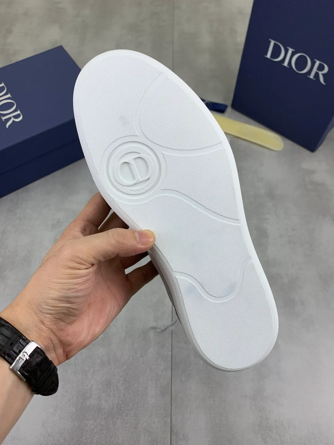 Men's shoes 💰P360 New Dior B01 moral training shoes, white first-layer cowhide, original molded outsole. New to the fall collection, this sneaker marks the return of a Dior classic, reinterpreted in a stylish and elegant silhouette. Crafted from white smooth first-grain cowhide with a tonal silk sheepskin lining, it features the Dior logo on the tongue and inner sides, and a CD icon on the heel. Paired with Tpu anti-slip soles of the same color, it can be matched with various styles to create a sophisticated look.  Code number: 38-44